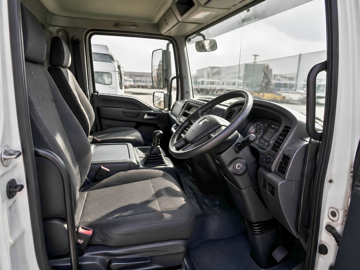HOWO dump truck cab reference view