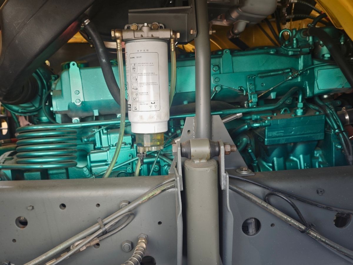 HOWO dump truck engine reference view
