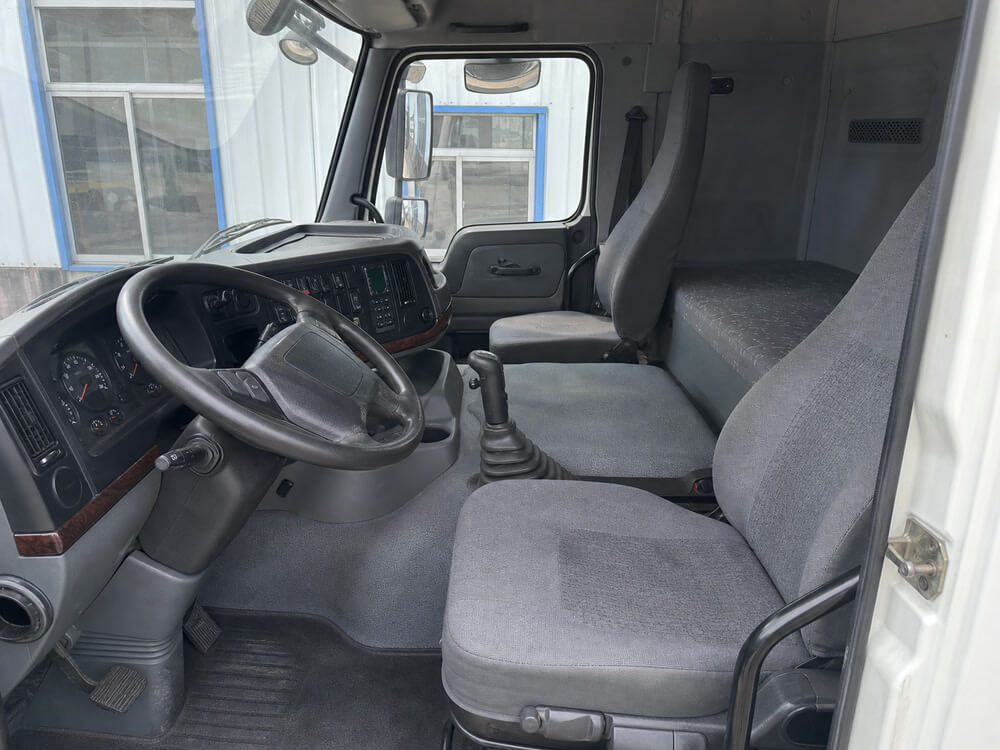 HOWO HW76 cab interior and dashboard reference
