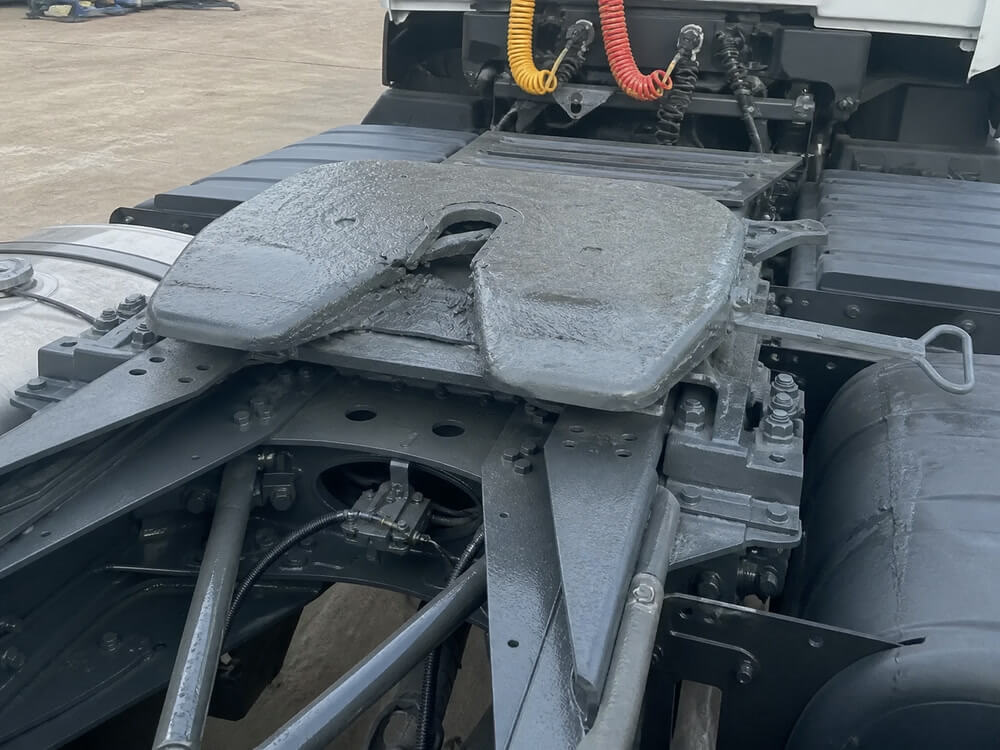 HOWO tractor fifth wheel and trailer connection lines