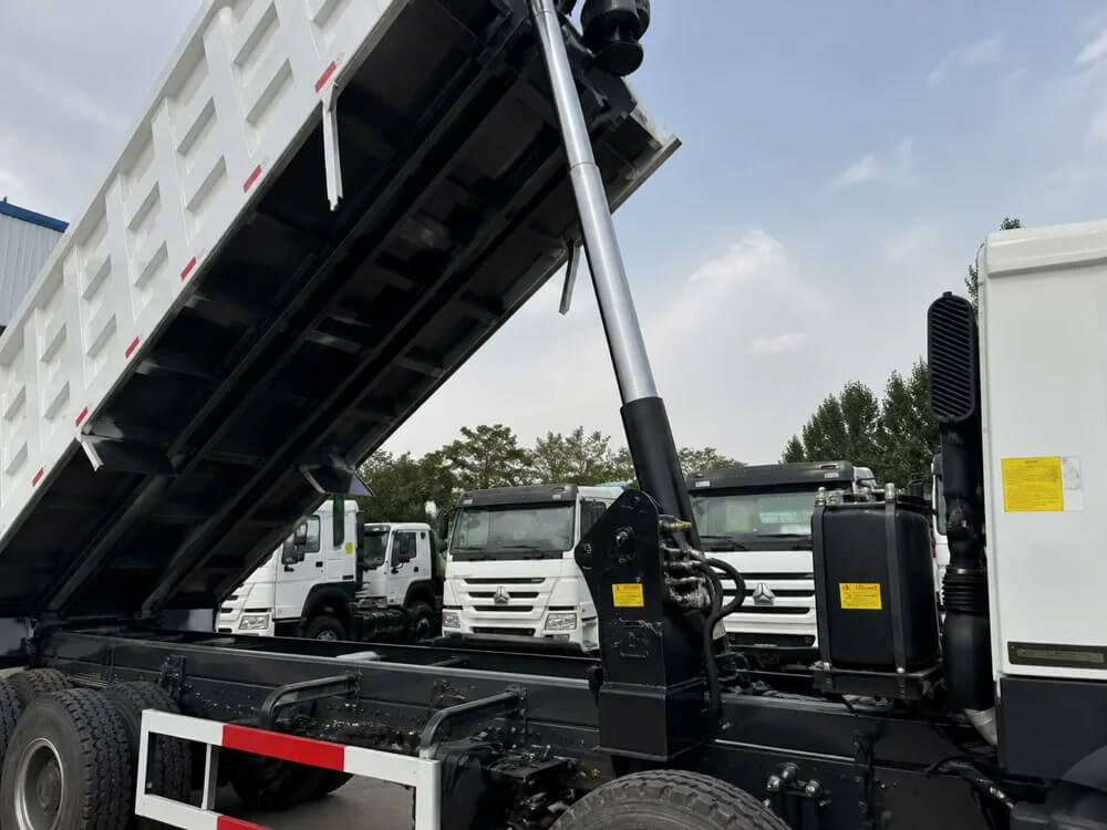 HOWO tipper body and hydraulic lifting system