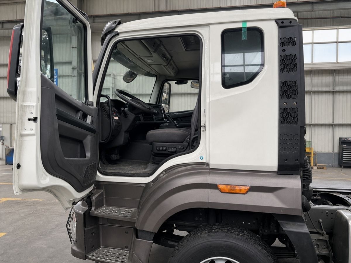 Refurbished HOWO NX 371HP 6x4 Tractor Truck cab reference